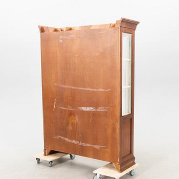 Vitrinskåp 1900-talets andra hälft.