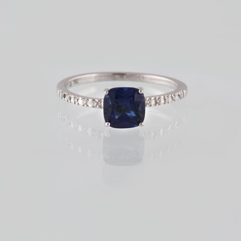 RING, 18K vitguld med briljantslipade diamanter ca 0.04 ct samt fasettslipad blå safir. Vikt 1,9 gram.