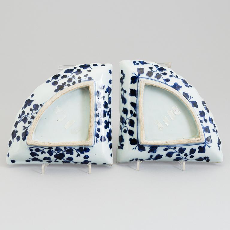 A pair of Japanese blue and white fan shaped dishes, Edo period (1615–1868).