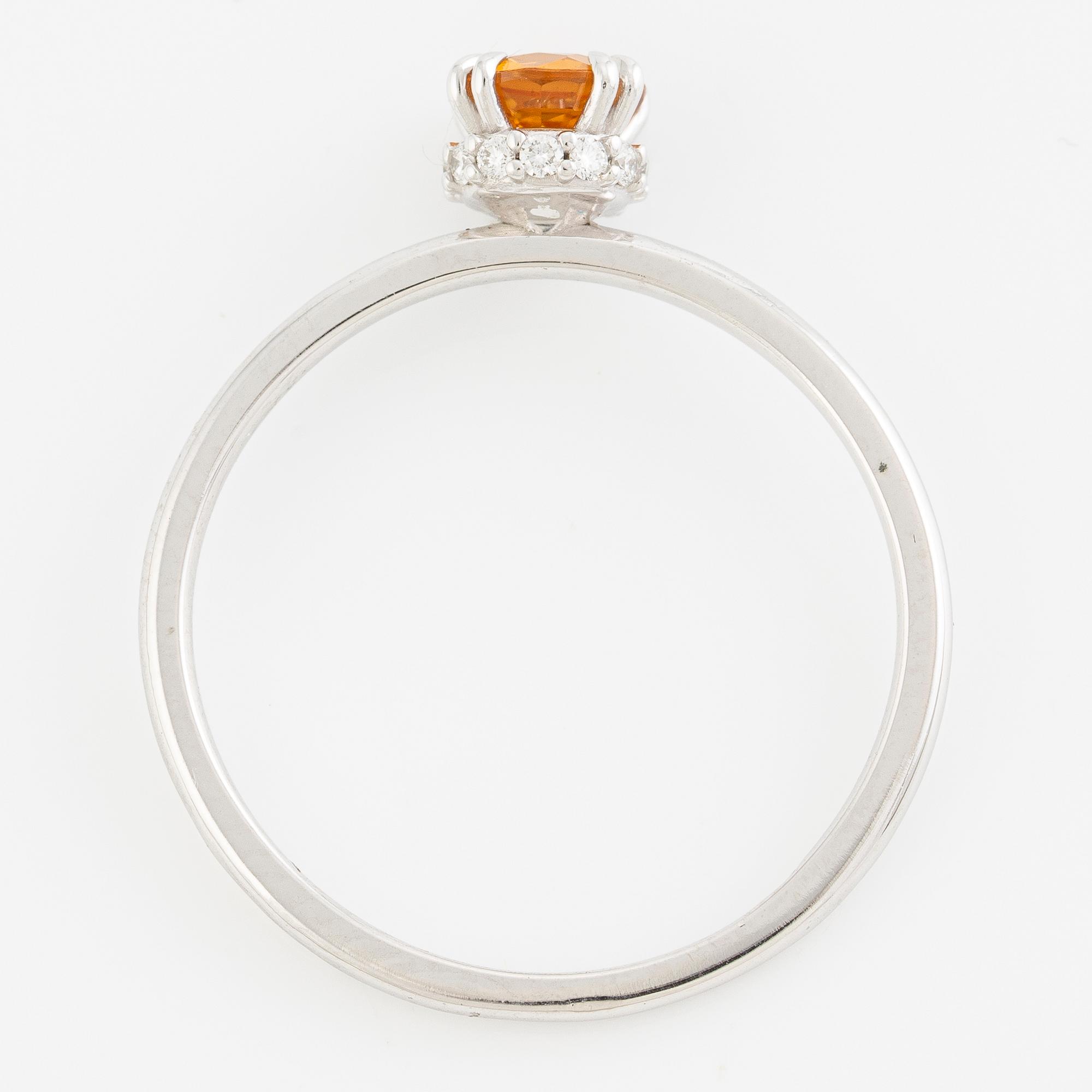 Ring 14K vitguld med orange safir och briljantslipade diamanter.