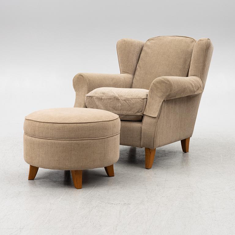 An armchair with footstool, Howard model, Englessons, 21st century.