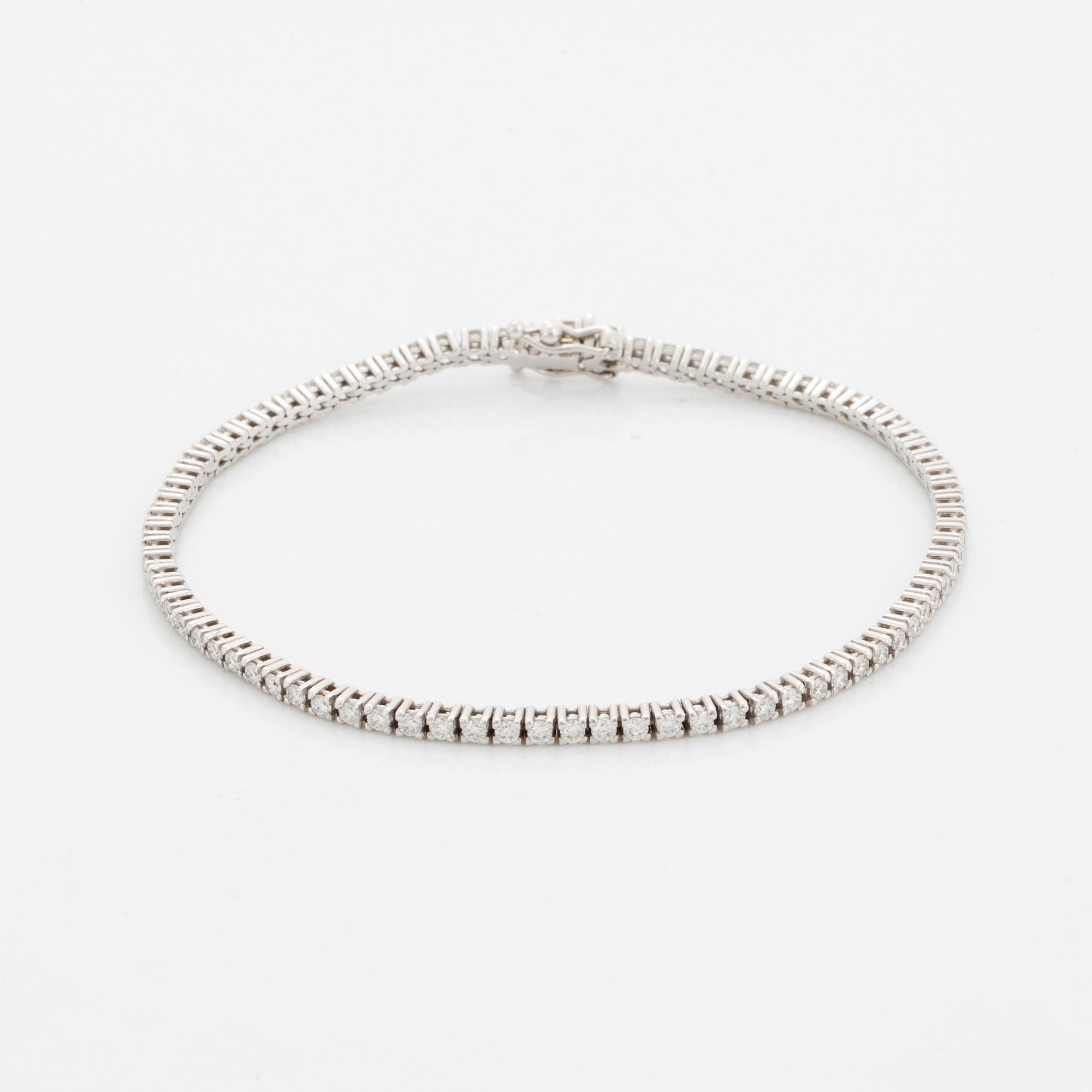 Tennisbracelet with brilliant-cut diamonds.