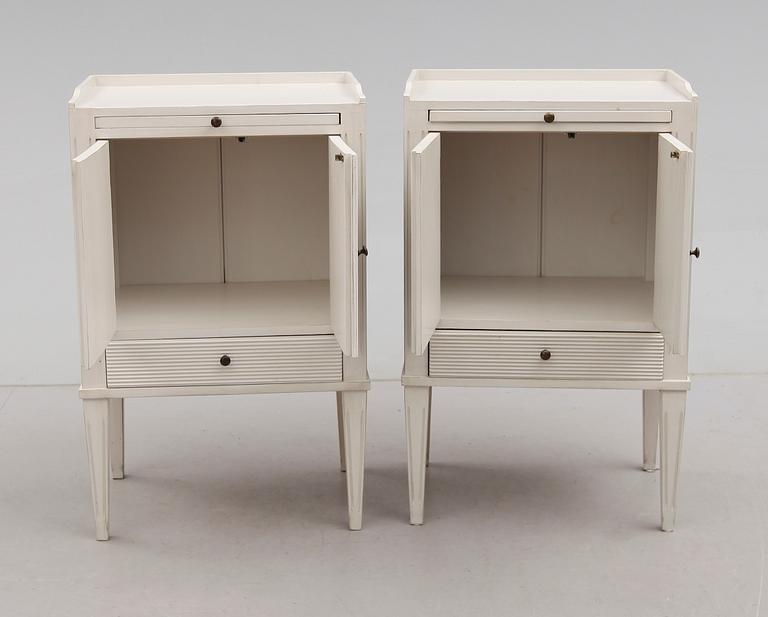 SÄNGBORD, 1 par, gustaviansk stil, 1900-talets andra hälft.