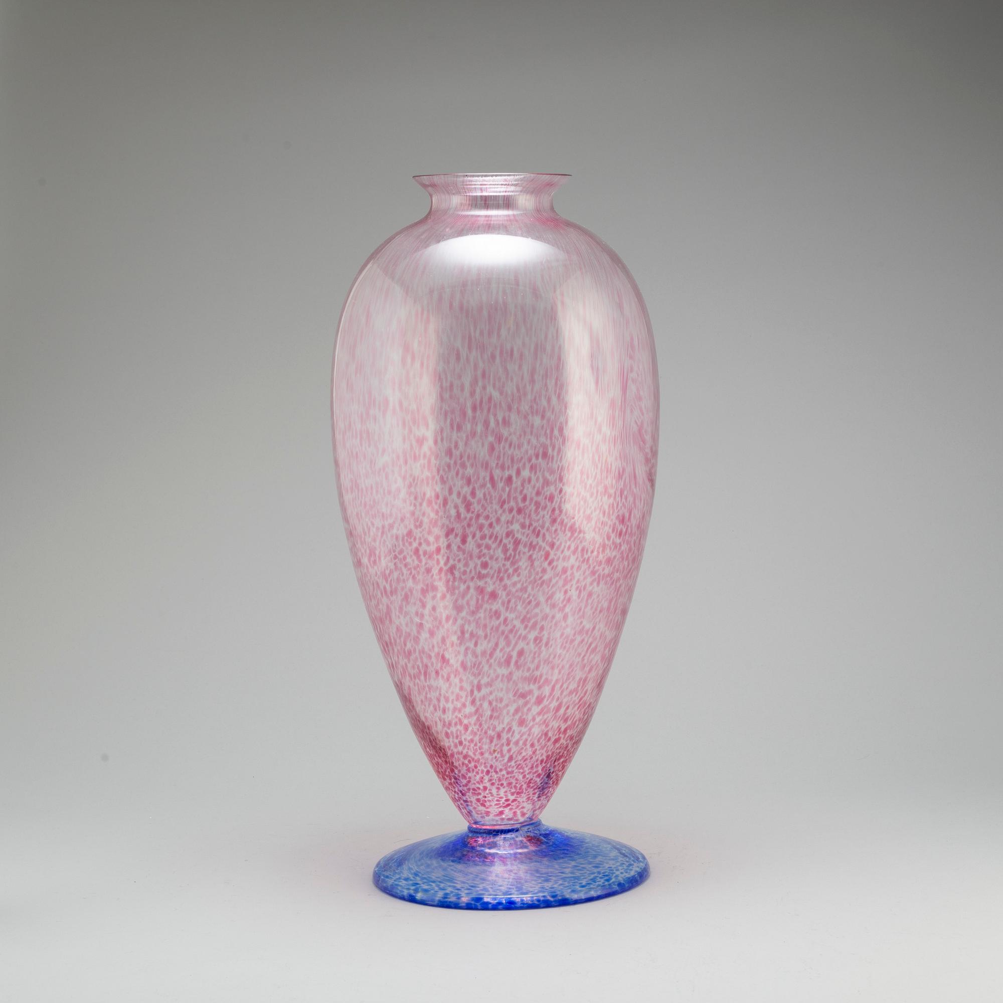 A glass vase by Lars Sestervik, Lindshammar, signed and dated 90.