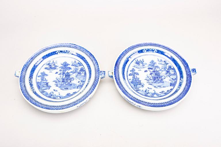 Heating plate, a pair, porcelain. Qing Dynasty, Jiaqing (1796-1820).