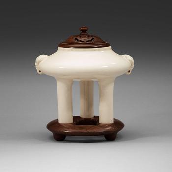 238. A white glazed tripod censer, late Qing dynasty (1644-1912).