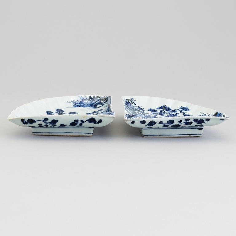 A pair of Japanese blue and white fan shaped dishes, Edo period (1615–1868).