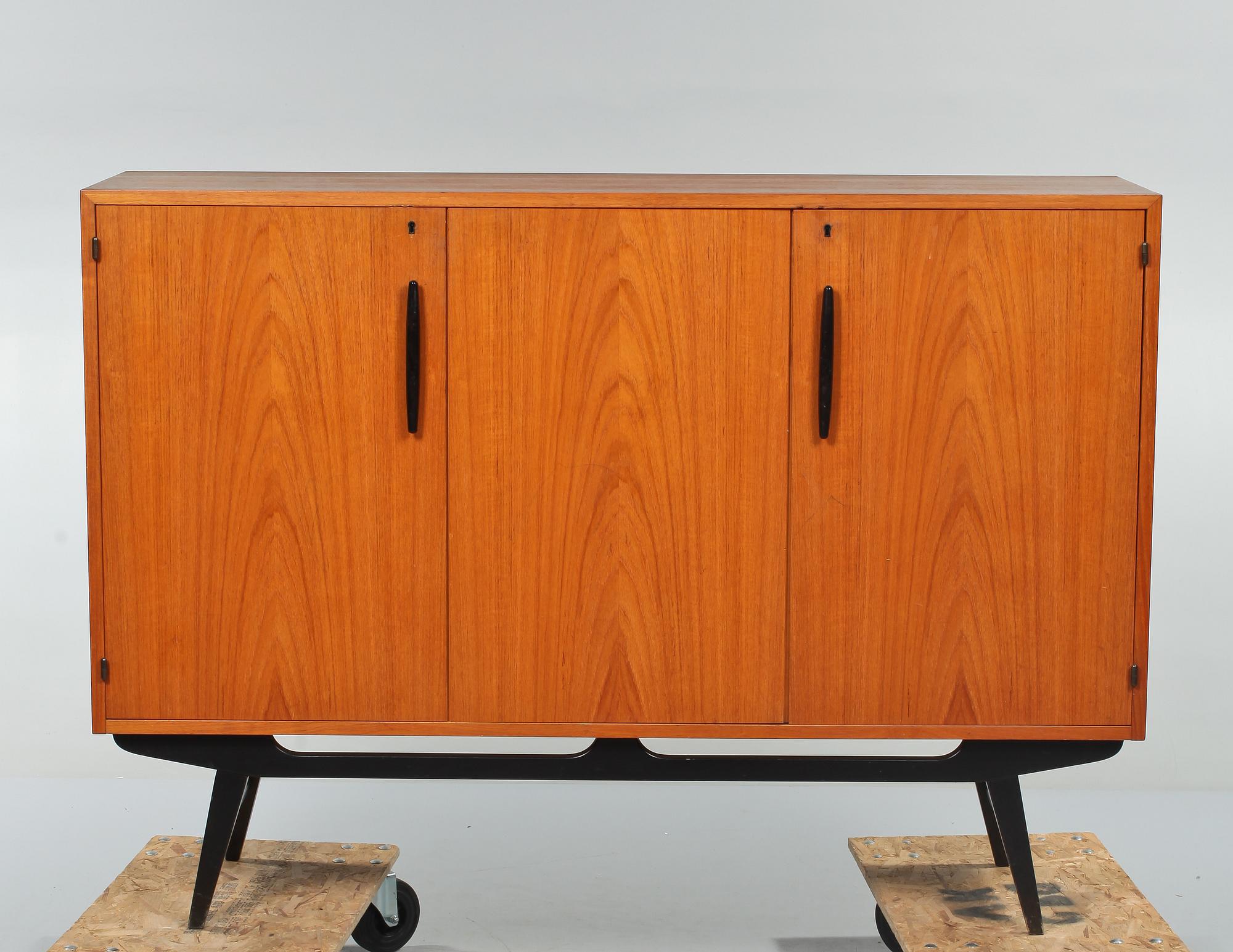 SIDEBOARD, 1900-talets tredje kvartal.