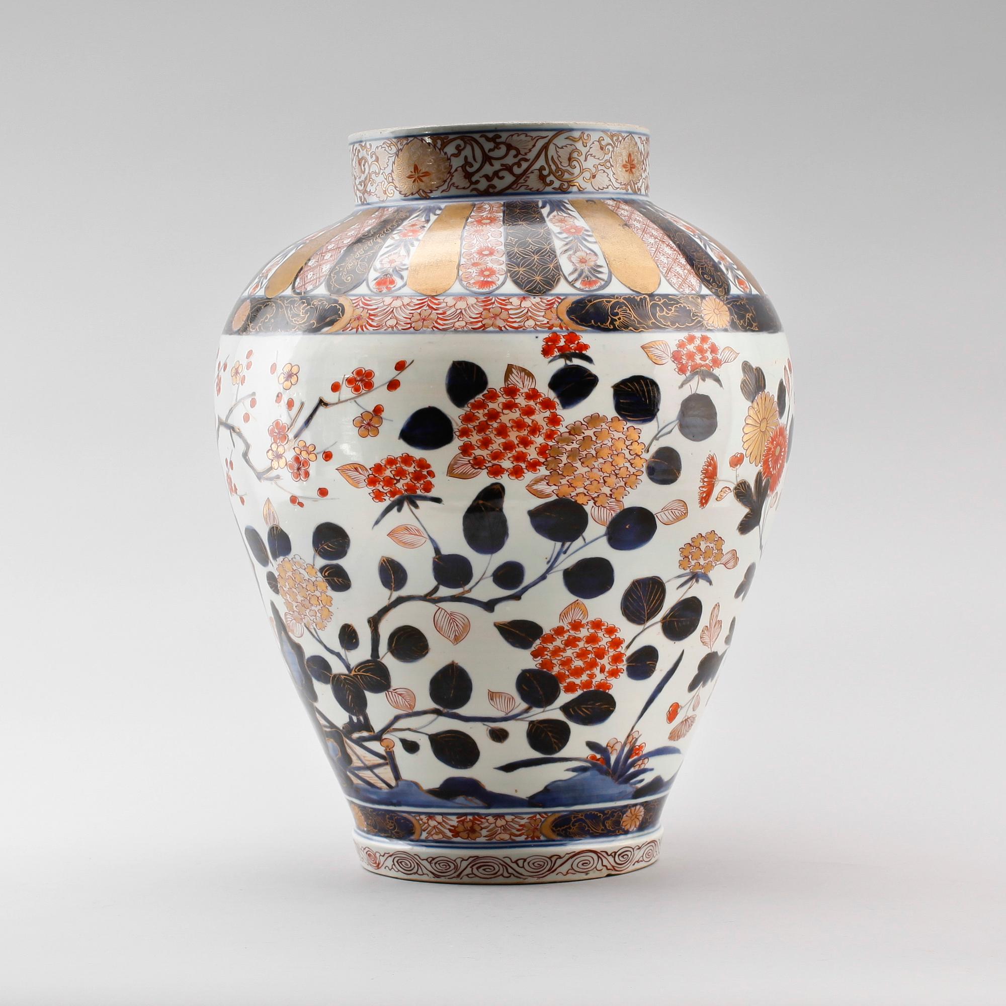 URNA, porslin, Japan, troligen 1800-tal.