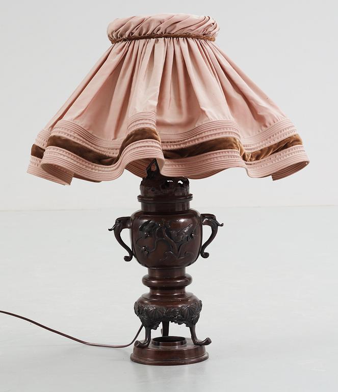 BORDSLAMPA, brons, Kina 1900-tal.