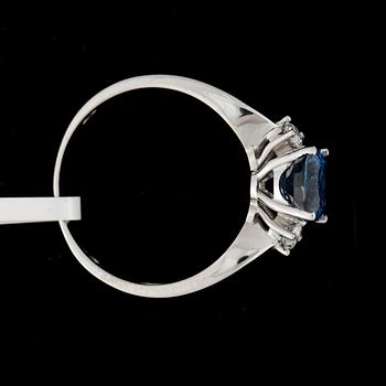 RING, 18k vitguld med safir ca2,01ct och briljantslipade diamanter tot ca0,16ct. Vikt ca3,73g.