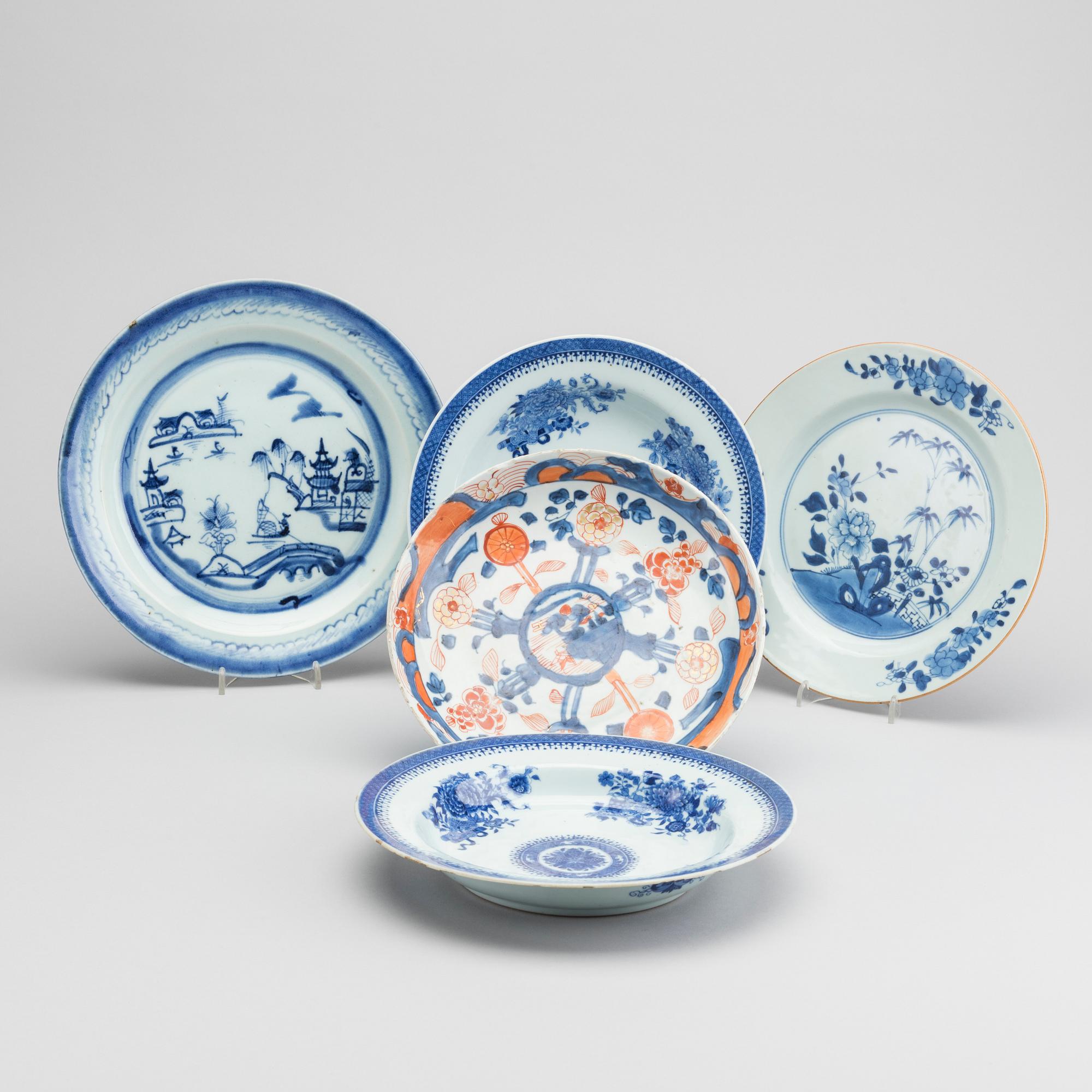 TALLRIKAR, 5 st, porslin, Kina mestadels Qianlong (1736-95).