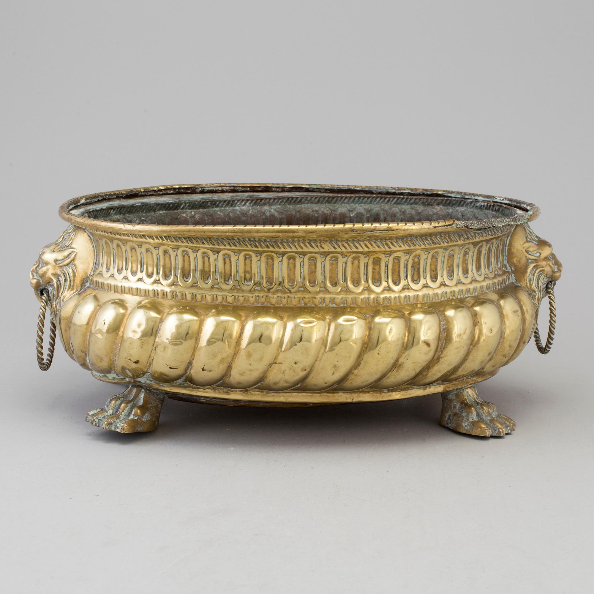AN 18TH CENTURY BRASS FLOWER POT.
