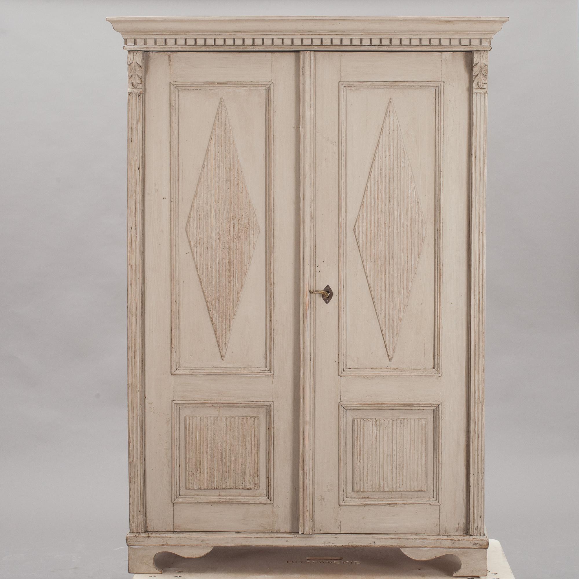 KLÄDSKÅP, Gustaviansk stil. 1800-talets slut.