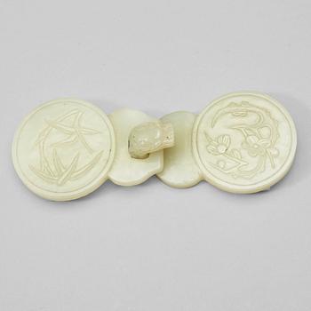 415. A celadon nephrite belt buckle, Qing dynasty (1644-1912).