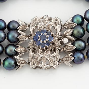 Bracelet of four strands of cultured pearls, clasp 18K white gold with sapphires.