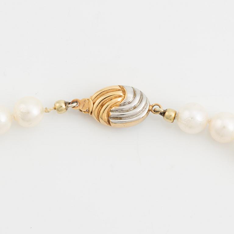 Cultured pearl necklace, clasp 18K gold.