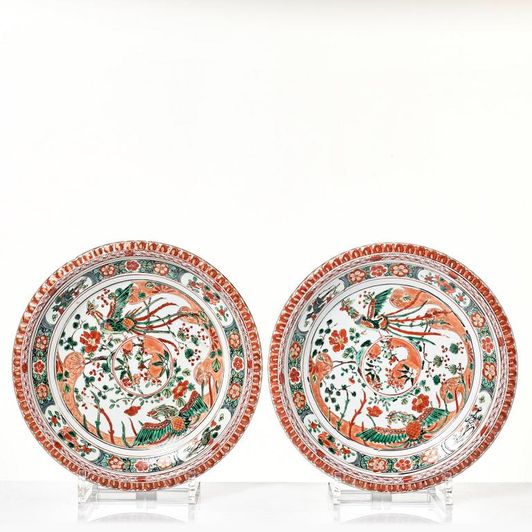 A set of nine famille verte 'pie crust' plates, Qing dynasty, Kangxi (1662-1722).