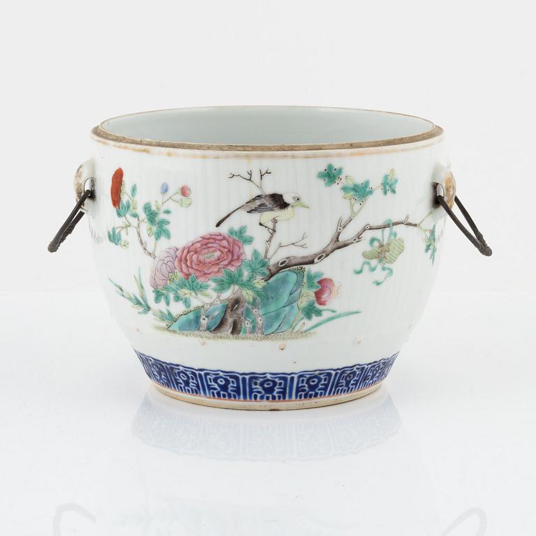Skål med hänklar, porslin, Kina, 1800-tal.
