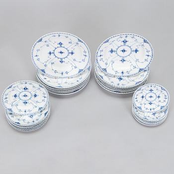 Royal Copenhagen, servis, 24 delar, "Musselmalet Halvblonde", Danmark 1955 och 1975-79.