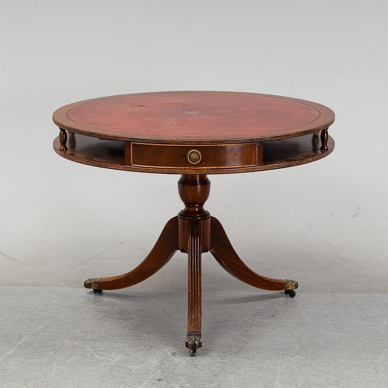 A mahogany carousel table, first half of the 20th Century.