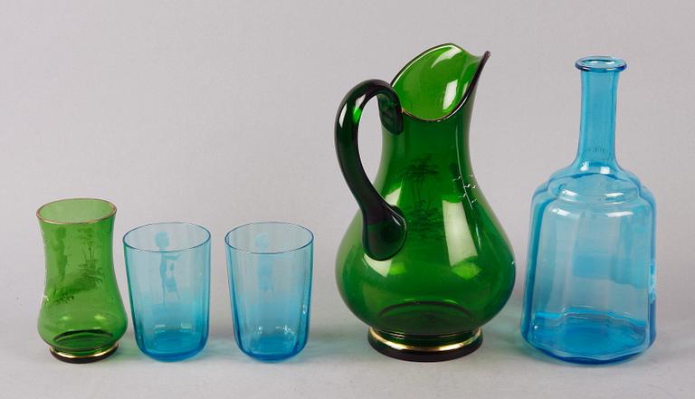 KARAFFER 2 st, samt GLAS 3 st, glas, sk Mary Gregory, 1900-tal.