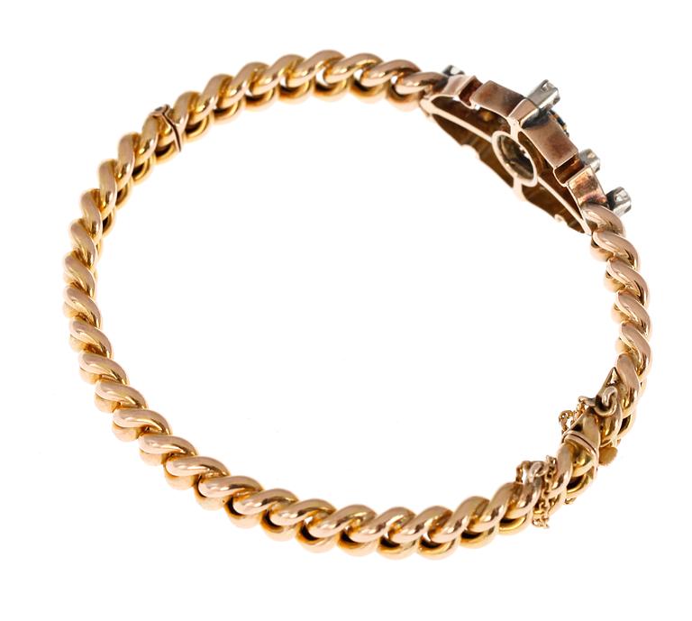 ARMRING, 14k guld med blå safir och briljantslipade diamanter, tot. ca 0.70 ct.