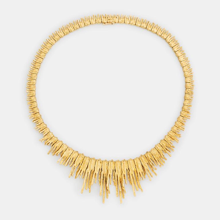 An 18K gold necklace.