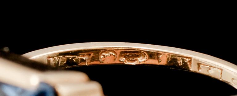 RING, 18k guld med fasettslipad syntetisk spinell, Göteborg, 1900-talets andra hälft. Vikt 8 g.