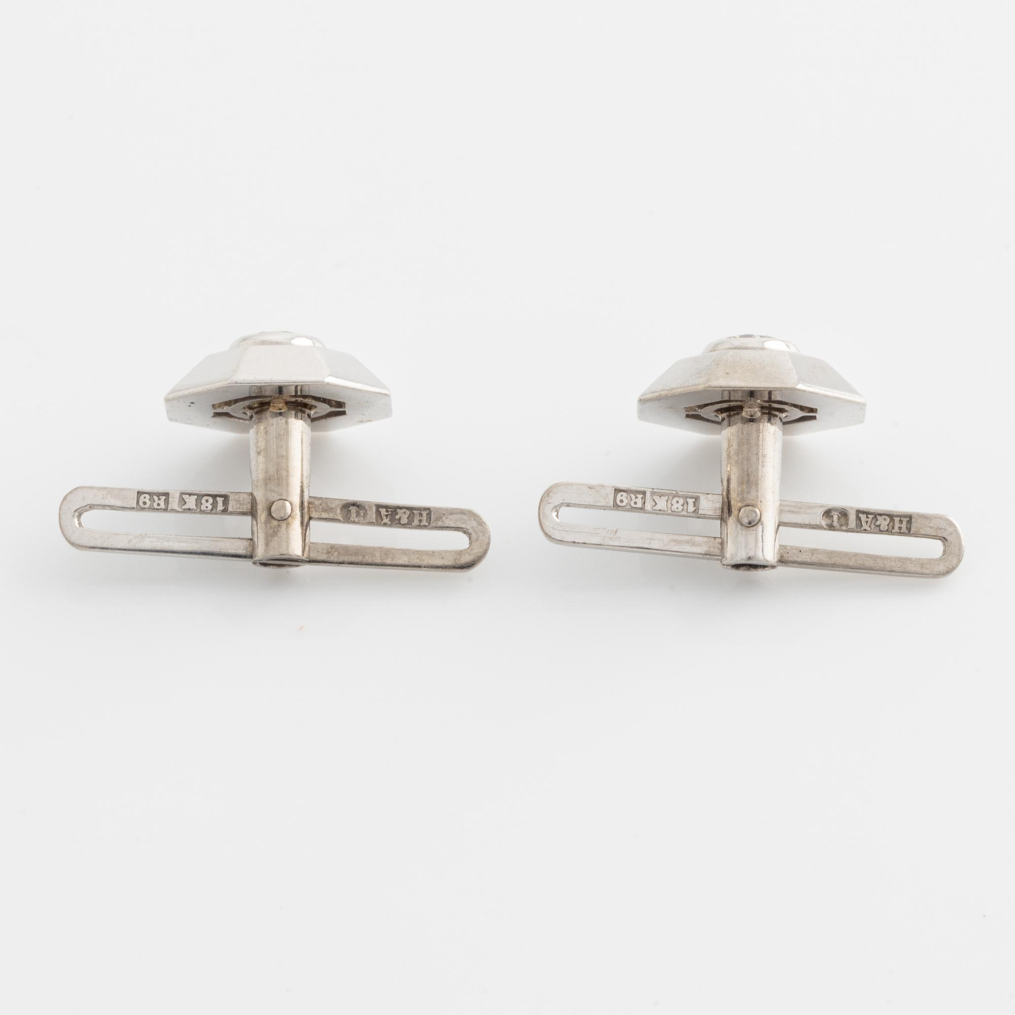 Smoking/skjortknappar, vitguld med briljantslipade diamanter.