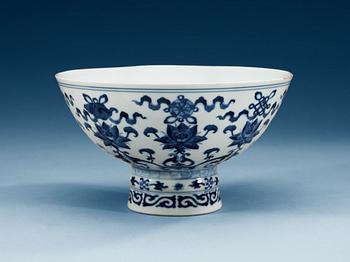 1716. A blue and white tazza, late Qing dynasty.