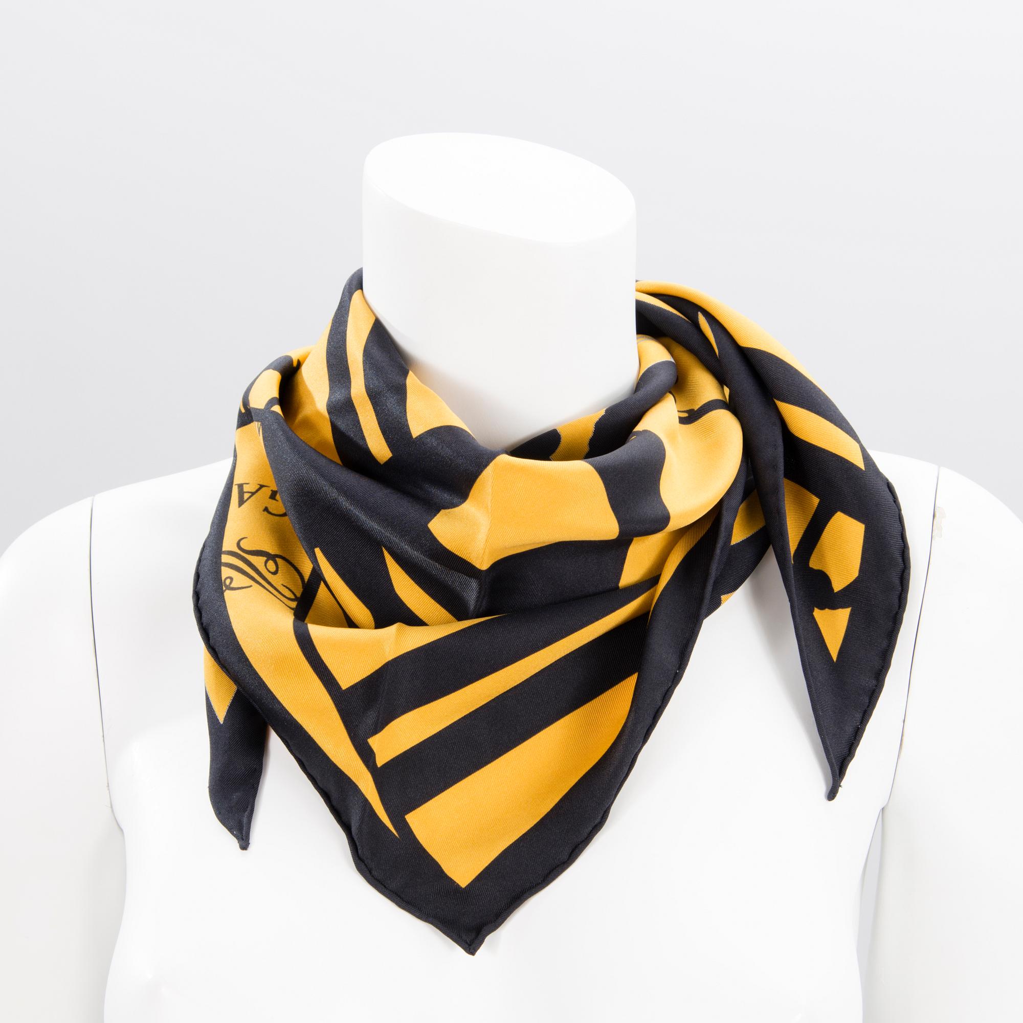 HERMÈS Maxi Twilly and Triangle Scarf.