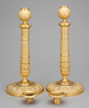 LJUSSTAKAR, ett par, empire, förgylld brons, 1800-talets första hälft.
