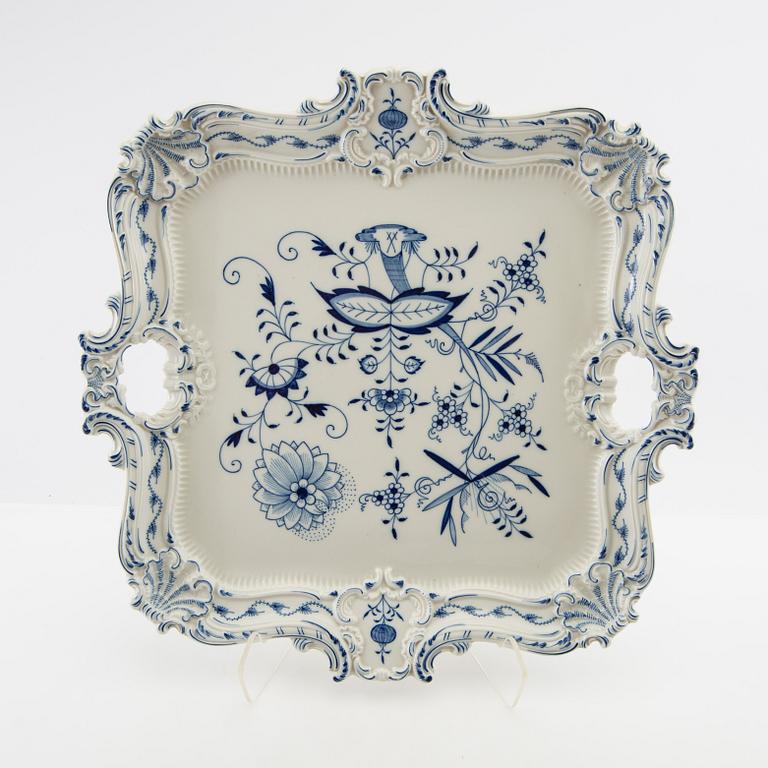 Bricka Meissen "Zwiebelmuster",Tyskland 1900-talets mitt porslin.