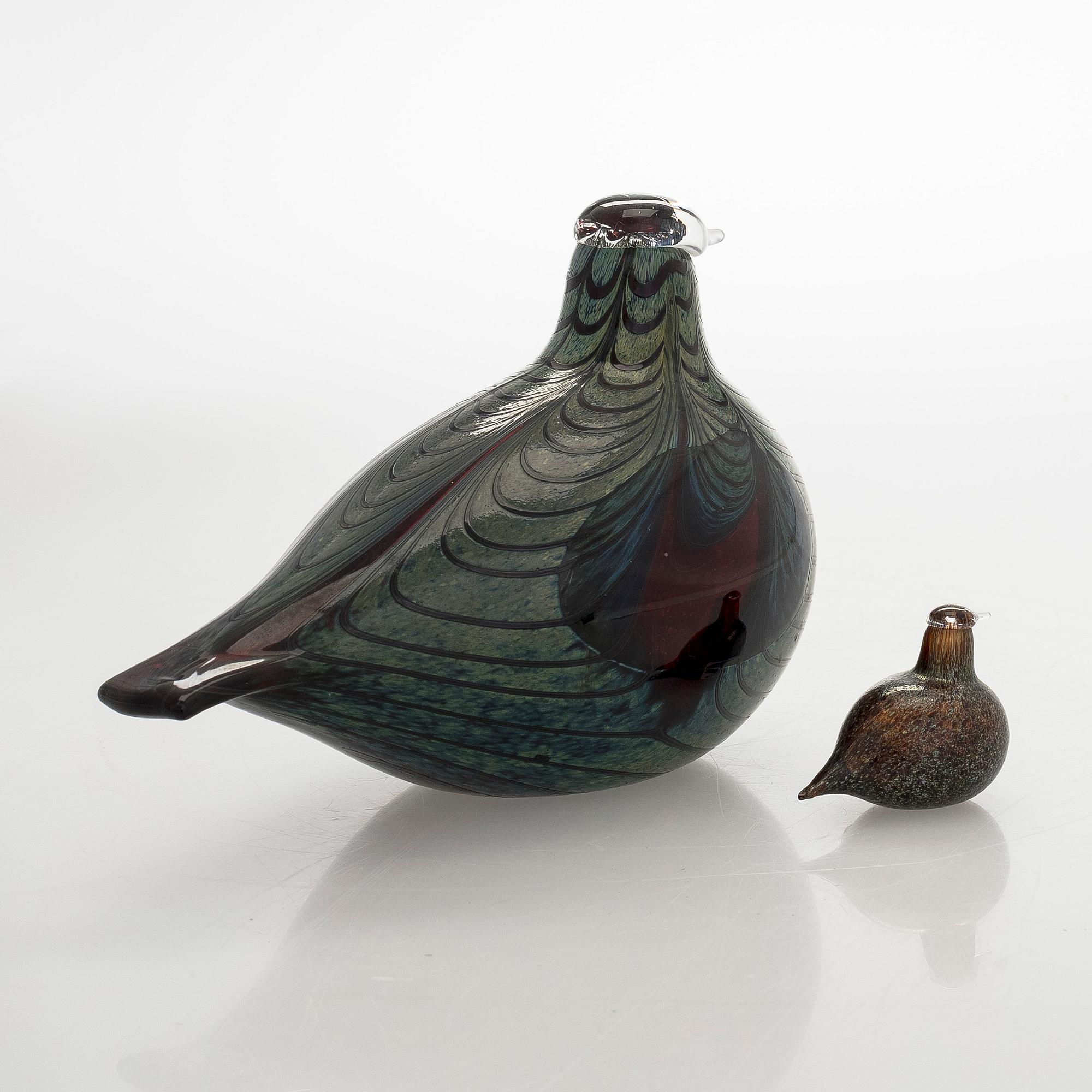Oiva Toikka, Two glass birds, signed O. Toikka Nuutajärvi.