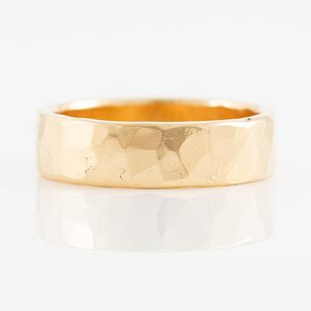 Jan-Christer Lundqvist, ring, 18K gold, hammered decoration, Skövde 2001.