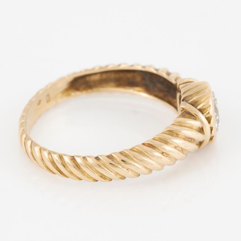 Ring, 18K guld med solitär briljantslipad diamant.