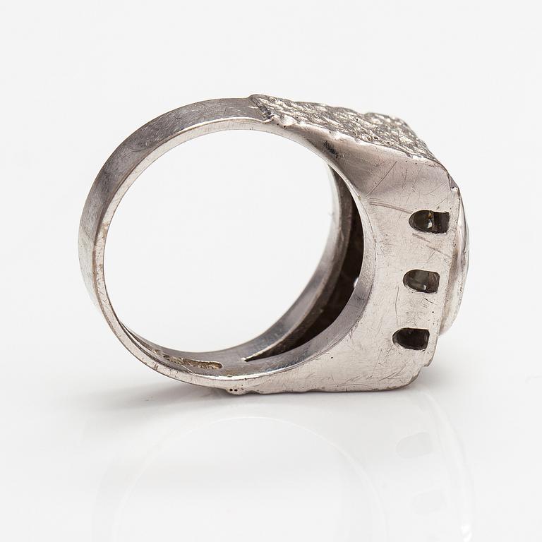 An 18K white gold ring with a ca. 4.60 ct diamond. Kaino Ura, Salo 1976.