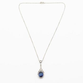 Collier 18K vitguld med en syntetisk safir samt gammal- och rosenslipade diamanter.
