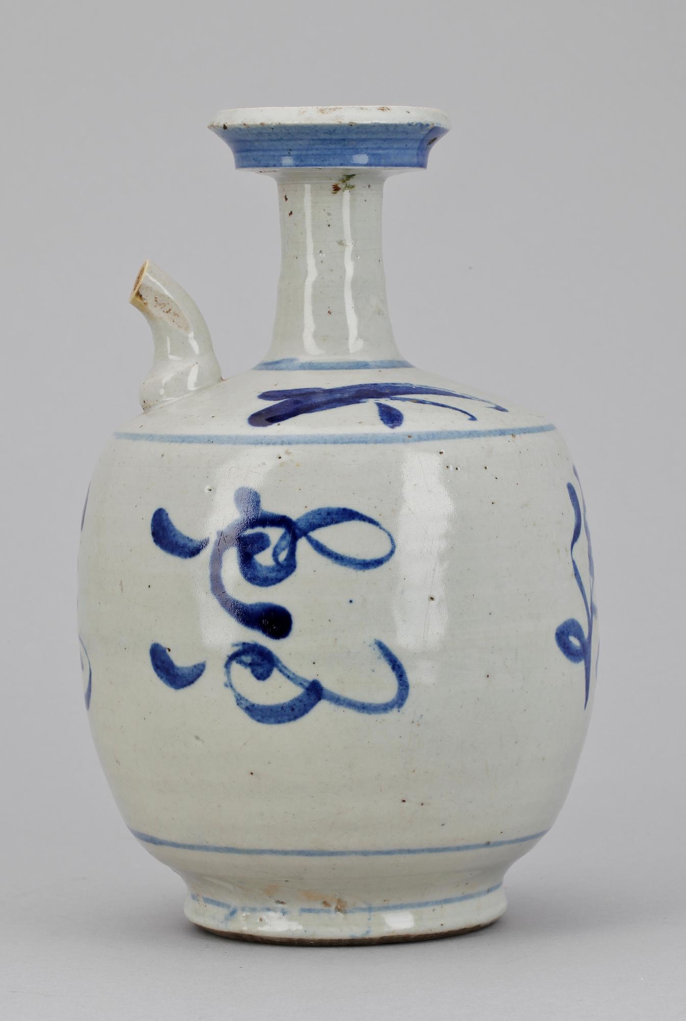 VINKANNA, porslin. Korea, Yi perioden, 1700/1800-tal.