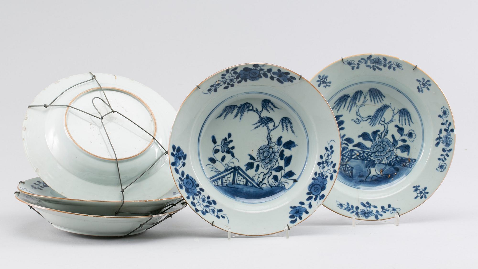 A SET OF FIVE CHINESE PORCELAIN PLATES, AROUND 1800.
