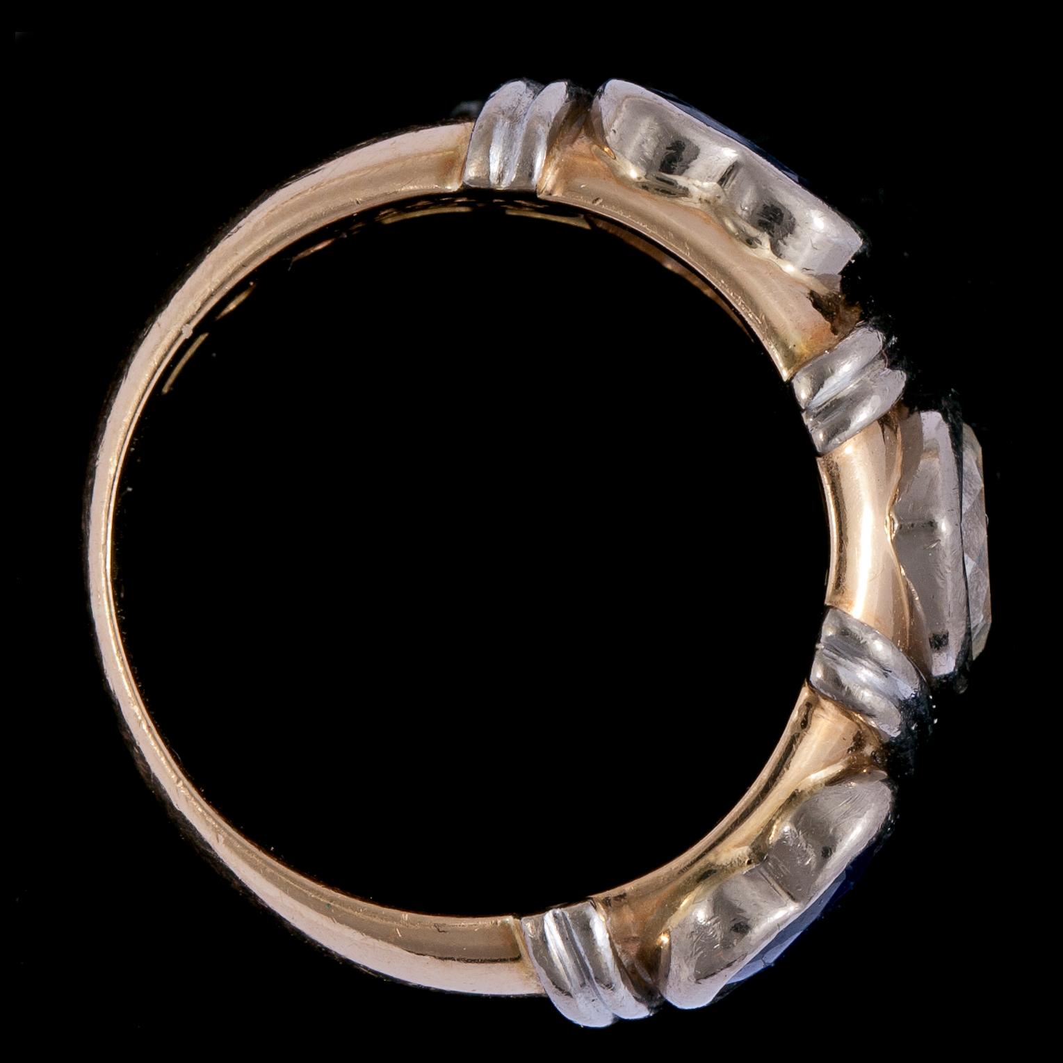 RING, hjärtslipad diamant, ca 0.75 ct, samt hjärtslipade safirer.