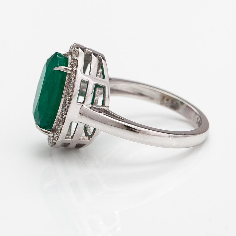 Ring, 14K vitguld, smaragd ca 4.57 ct och diamanter ca 0.38 ct tot. IGI-certifikat.