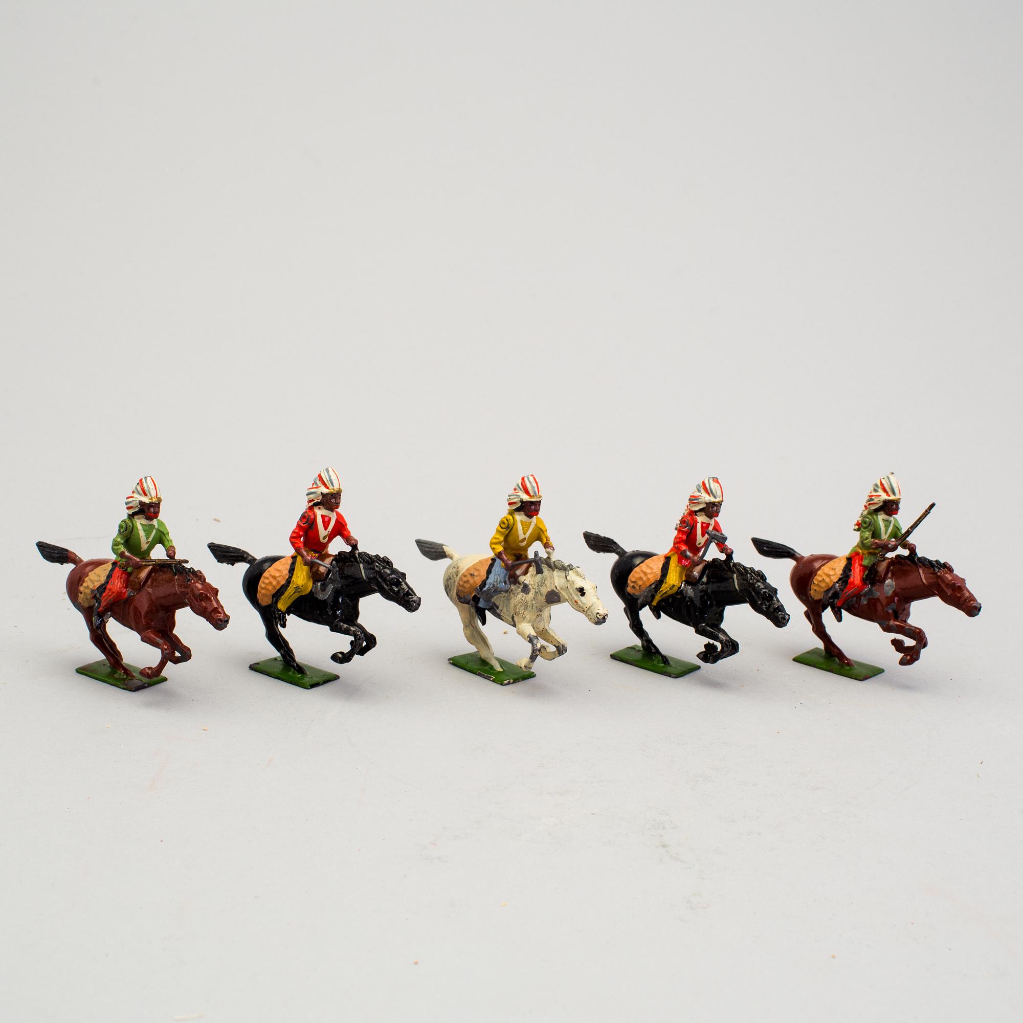 A lot of 30 toy pewter and Elastolin toy soldiers, middle/first half of the 20th century.