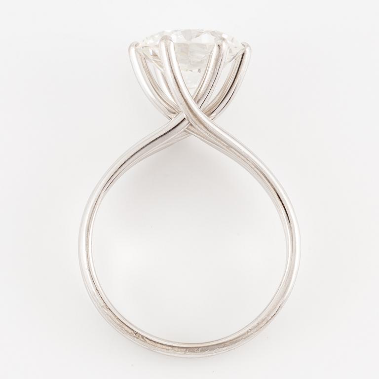 A ring in 18K white gold set with a round brilliant-cut diamond.