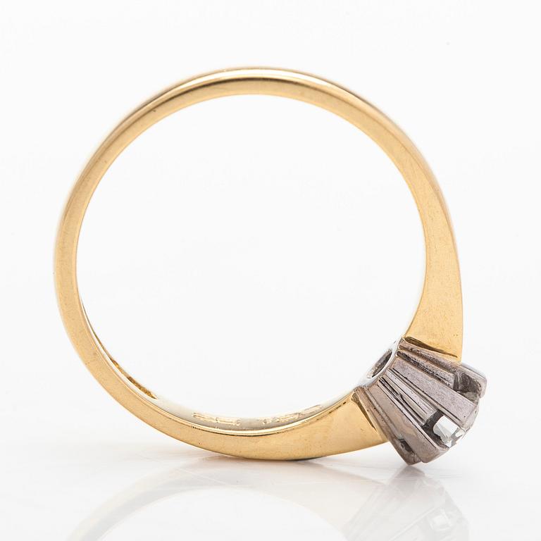 Ring, solitär, 18K guld med en briljantslipad diamant.