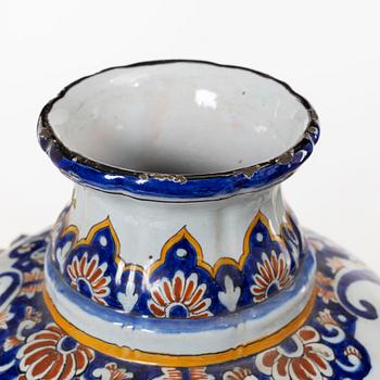 Urnor med lock, fajans, Frankrike, 1800-tal.