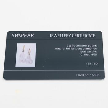 A pair of earrings in 18K gold with cultured baroque freshwater pearls and round brilliant-cut diamonds.