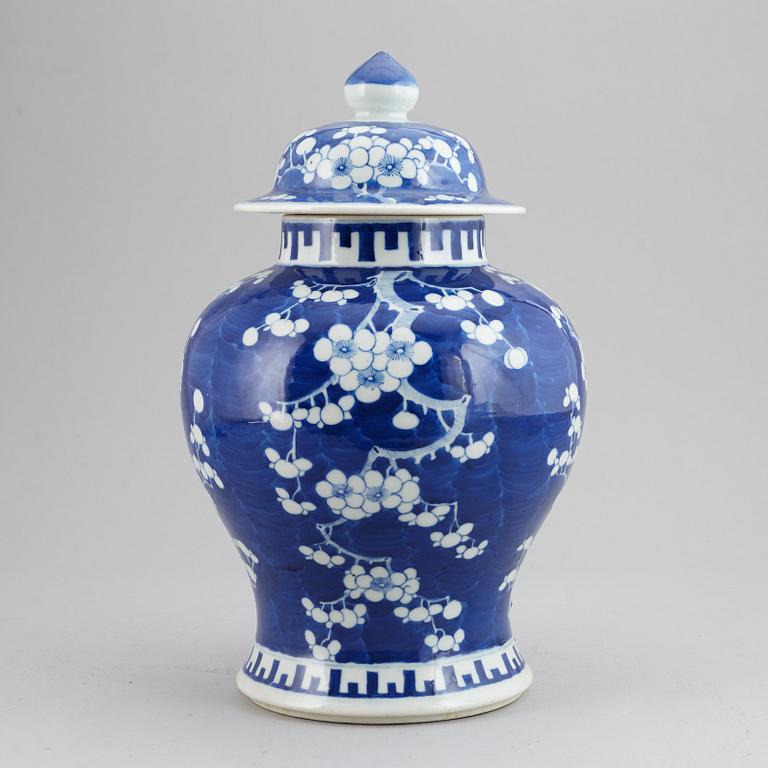 A blue and white jar cover, Qing dynasty, first half of 20th Century.