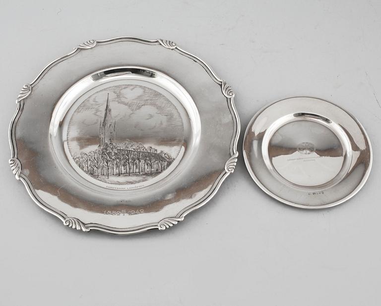 Two swedish silver dishes from 1937 and 1941, weight 435 g.